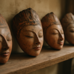 Deretan topeng tradisional Indonesia dari kayu berukir dengan warna khas dipajang di rak kayu